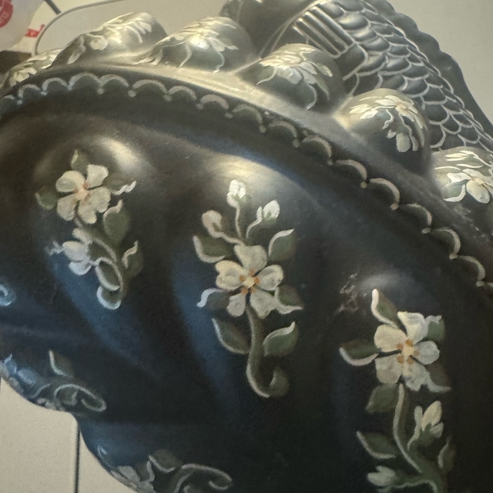 2 Piece Set of Black Tin Decorations, Hanging Painted with White Flowers. - Picture 4 of 16